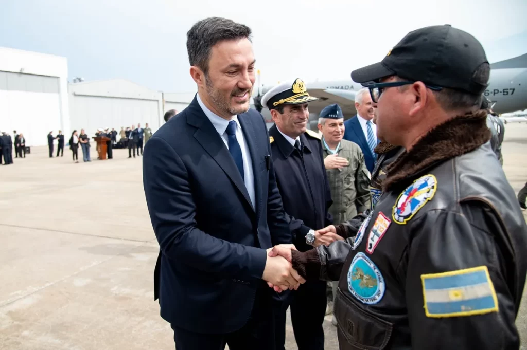 P-3 Orion, Armada Argentina, vigilancia marítima, Luis Petri, defensa nacional, Fuerzas Armadas, aviación naval, Zona Económica Exclusiva, Argentina, Milei, patrullaje, búsqueda y rescate, tecnología militar, largo alcance, adiestramiento naval, Lockheed Martin .