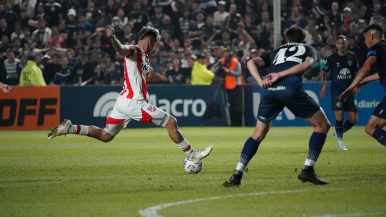Independiente Rivadavia e Instituto igualaron en un duelo marcado por la polémica
