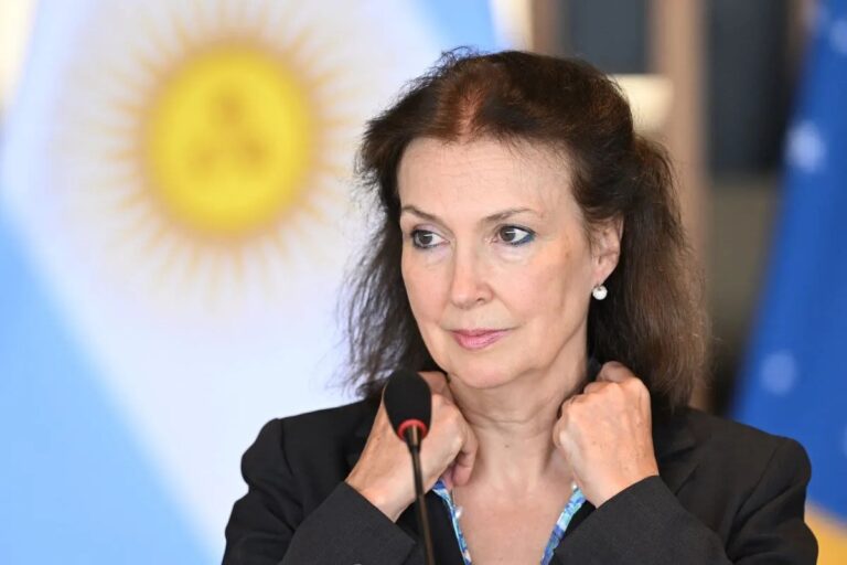 Mondino criticó a la Conmebol por prohibir banderas con las Islas Malvinas