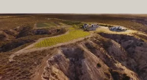 Estancia Las Bardas, peña folclórica, Yoel Hernández, polenta al capón, vino chubutense, Chubut Origen, viñedos en Chubut, turismo rural Chubut, dinosaurio Condorsaurio, eventos en Trelew, gastronomía patagónica, turismo en Chubut, música folclórica