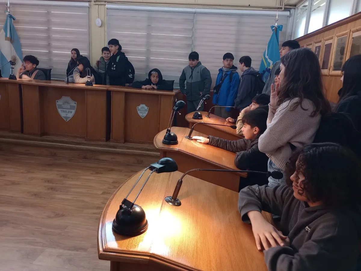 Trelew, Concejo Deliberante, colegio 748, simulación de sesión, Claudia Monají, Vanesa Panellao, Yamila Martínez, separación de residuos, estudiantes, educación cívica, sistema digital de estacionamiento, jóvenes, participación ciudadana, visitas escolares, conciencia ambiental, política local