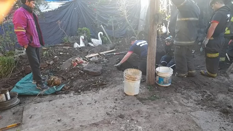 Encuentran a una mujer semienterrada en su propio patio