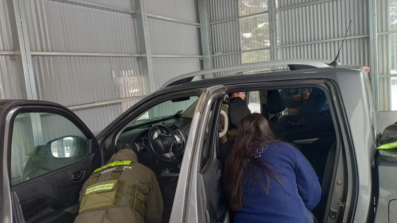 Tenían dos impresoras ocultas en un doble fondo de su camioneta