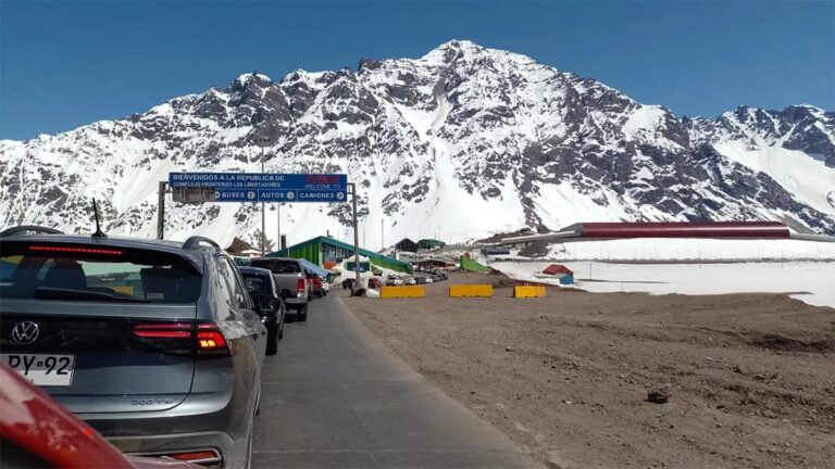 Paso Cristo Redentor colapsa con más de 5 horas de demora