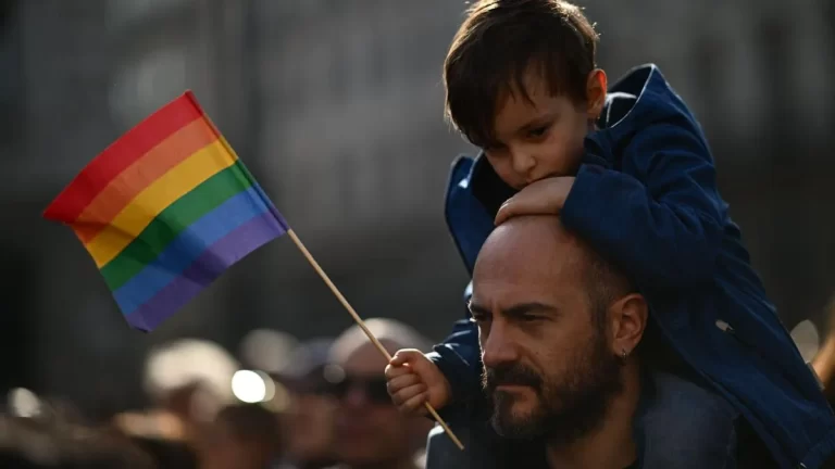 Italia prohíbe a parejas homosexuales ser padres