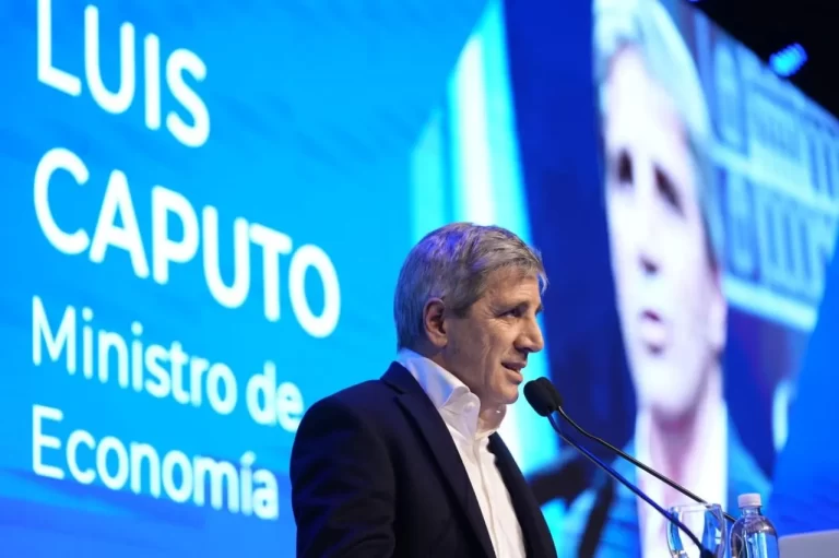 Caputo criticó duramente a la oposición en el Coloquio de IDEA