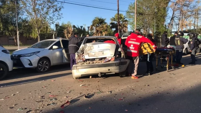 Auto en doble fila generó un choque en cadena