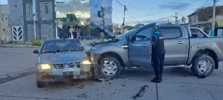 Llevaba a su hija al colegio y protagonizó un fuerte choque