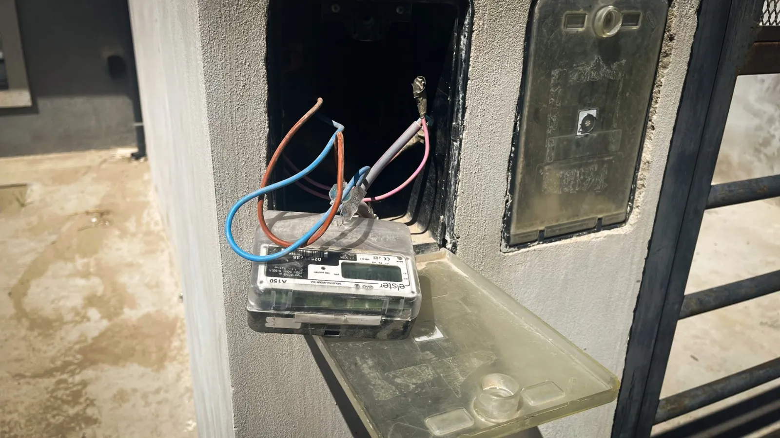 Detectan una conexión clandestina de energía en dúplex de Trelew