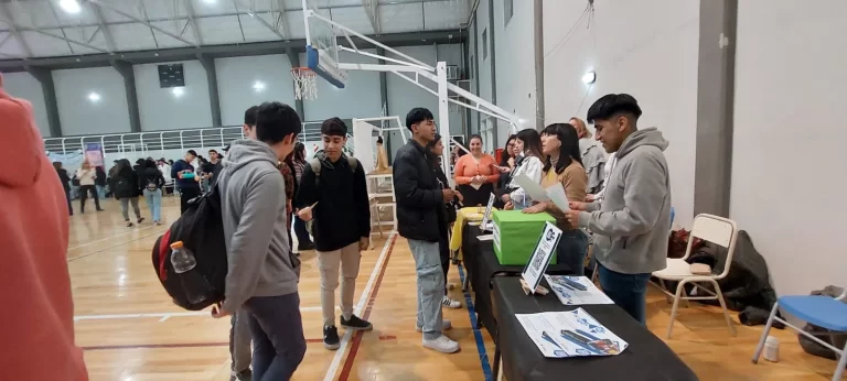 El ISET 820 de Trelew presenta su oferta académica en la Expo Educativa