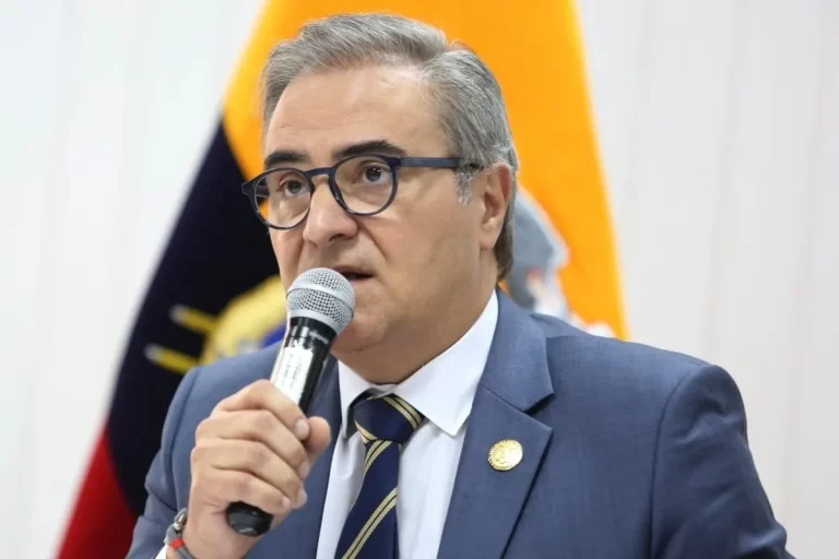 Renunció el ministro de Energía de Ecuador en plena crisis