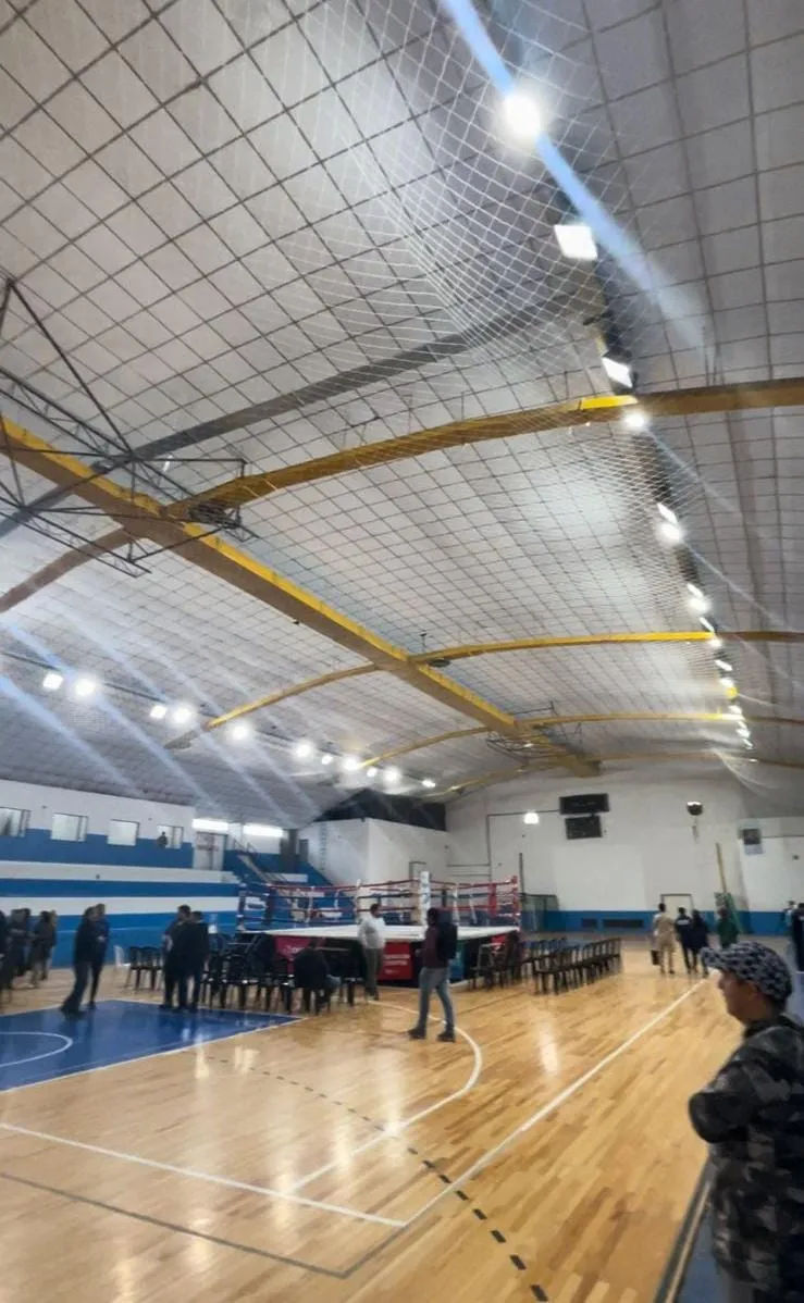 Repararon y colocaron nueva luminaria en el Gimnasio Municipal Nº 1 de Trelew