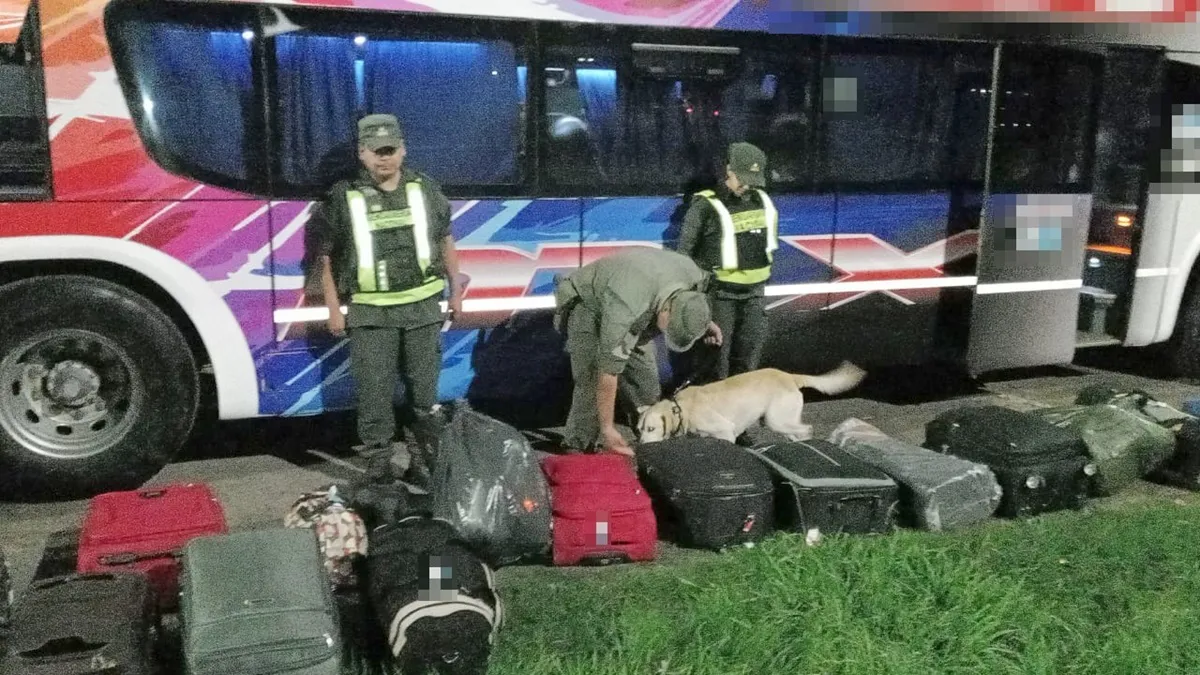 Perro antinarcóticos localizó una mochila con 5 kilos de cocaína