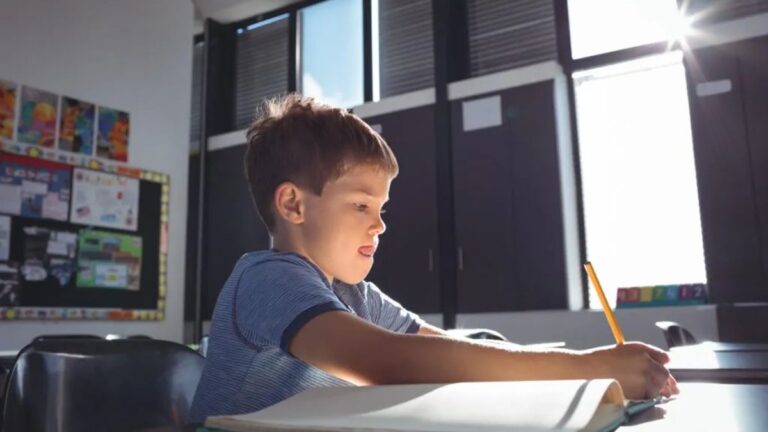 ¿Por qué sacamos la lengua al escribir?