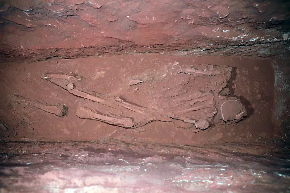 Descubren 12 esqueletos en una tumba oculta de Petra