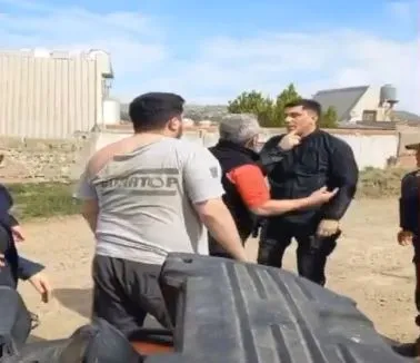 Una familia atrapó al ladrón que intentó robarles y luego agredió a los policías