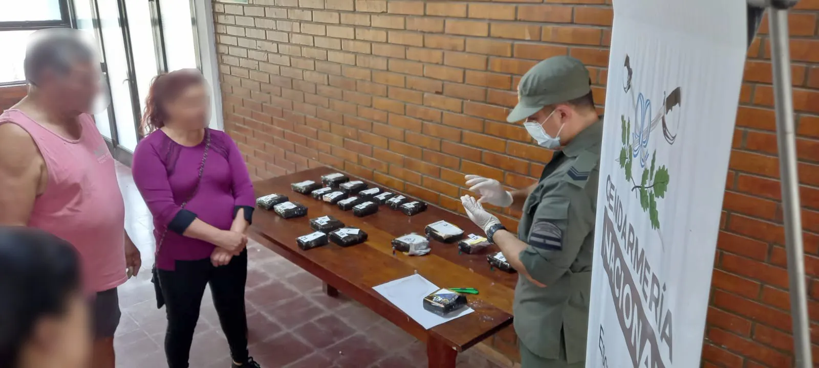 Pareja escondió más de ocho kilos de cocaína en su auto