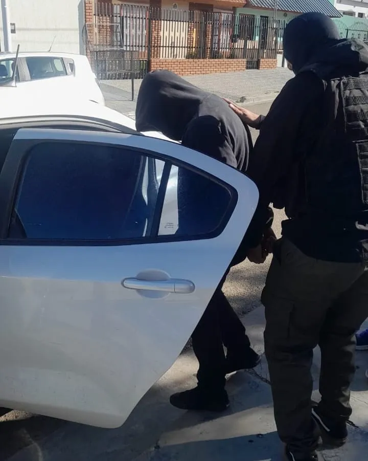 Robo en Trevelin, detención en Comodoro Rivadavia, banda delictiva, allanamientos en Chubut, Policía del Chubut, violencia en robos, secuestro de dinero, operativo policial, robo en poblado y en banda, Ministerio Público Fiscal