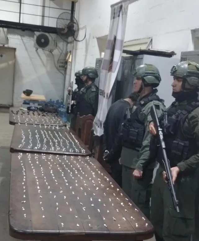 Detienen a un hombre con pedido de captura con más de 500 dosis de droga