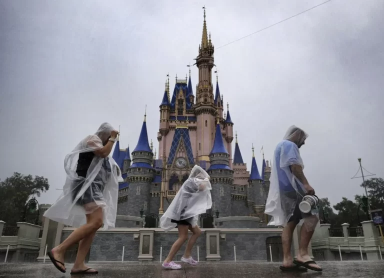 Cierra Disney World por el huracán Milton con pérdidas millonarias