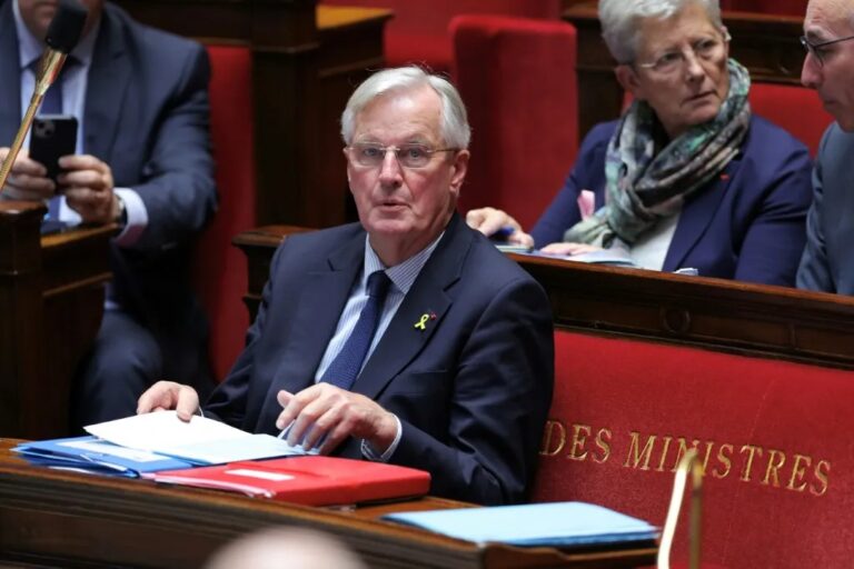 Nuevo gobierno de Francia superó su primera moción de censura