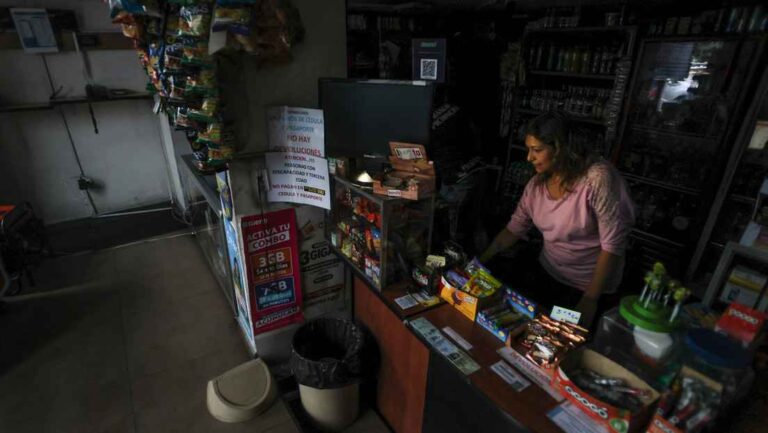 Empresas de Ecuador advierten posibles despidos ante los cortes de energía