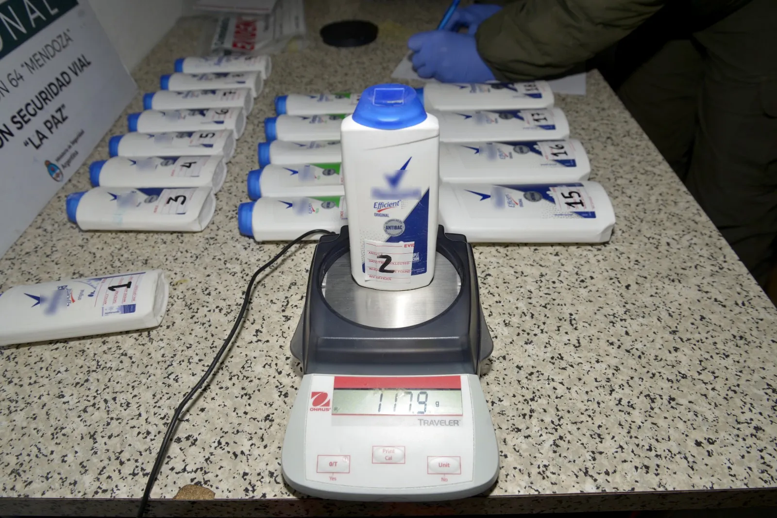Polvo blanco, pero no era talco: Pasajero transportaba cocaína en productos de higiene