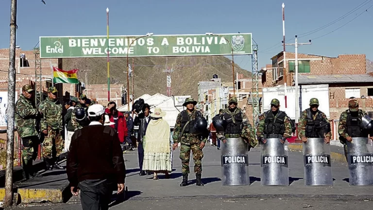 Bolivia despliega militares en fronteras por la fuga de alimentos