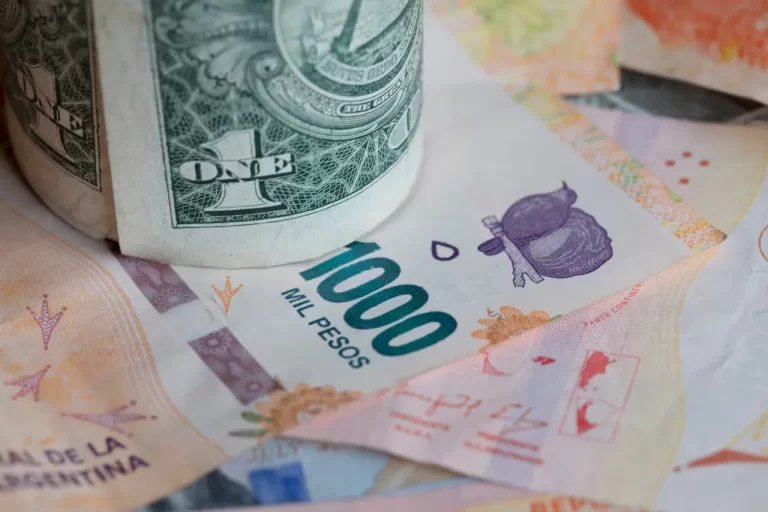 Reducen el ajuste cambiario para bajar la inflación y proteger el poder adquisitivo