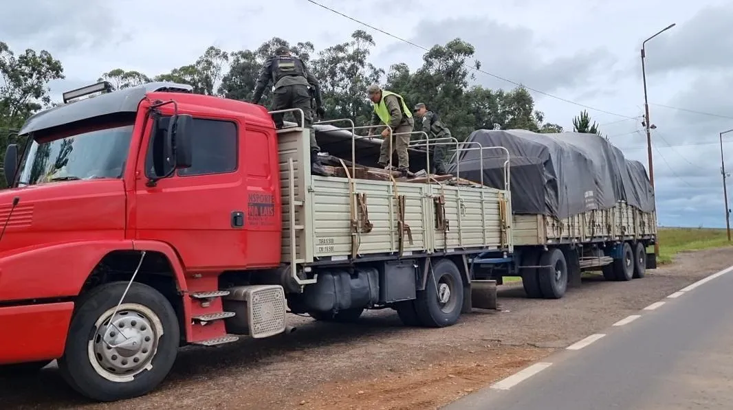 Camión transportaba irregularmente más de 20 toneladas de metales