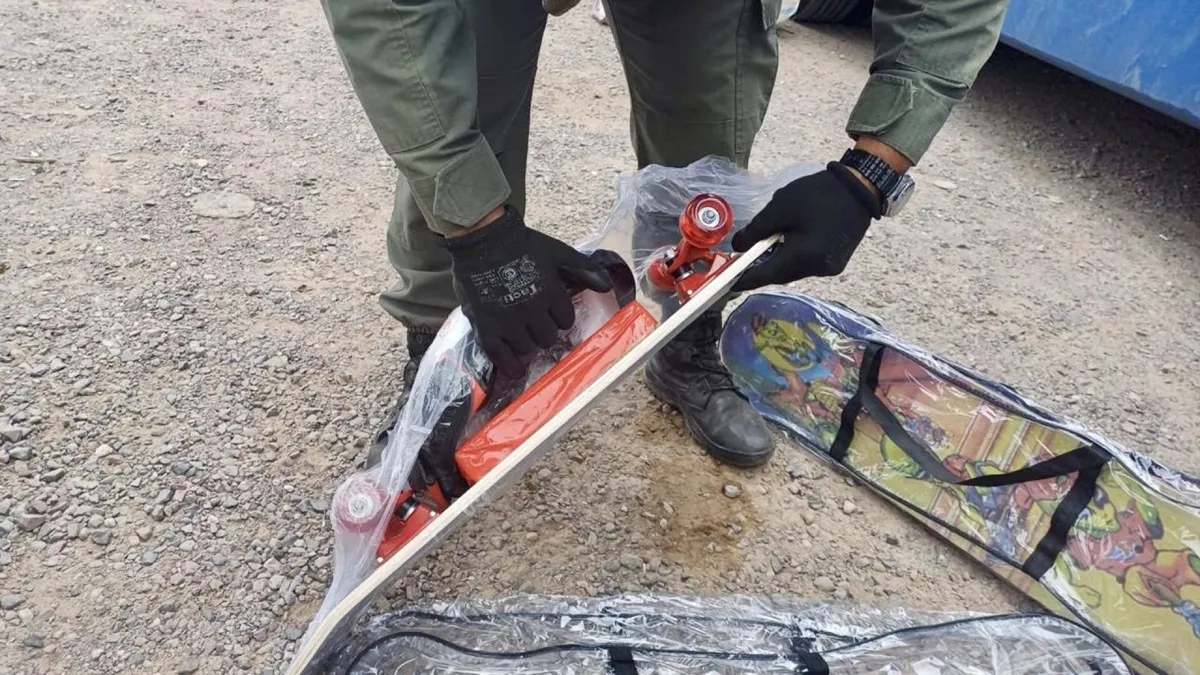 Pareja viajaba con 33 kilos de cocaína escondidos en patinetas