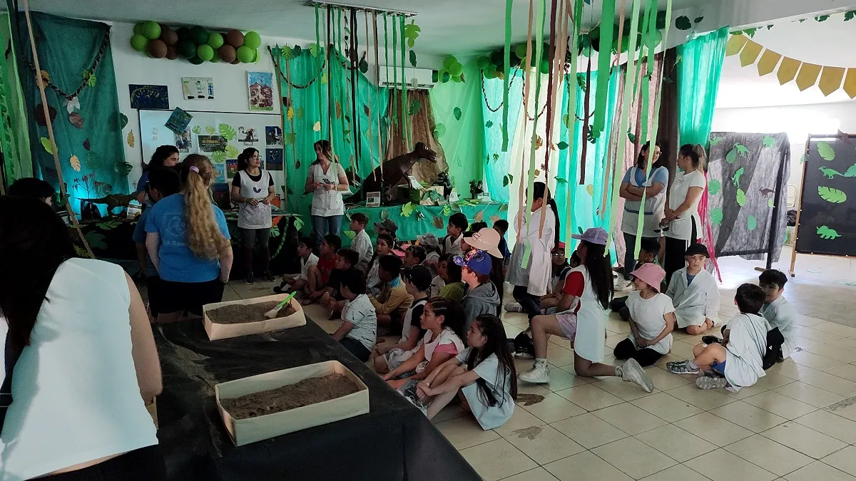 Muestra Tercerosaurios, Instituto María Auxiliadora, maquetas dinosaurios, materiales reciclados, educación primaria Rawson, proyecto educativo, Zaida docente, Norma Rueda, ciencia en la escuela, exposición infantil, reciclaje creativo, comunidad escolar
