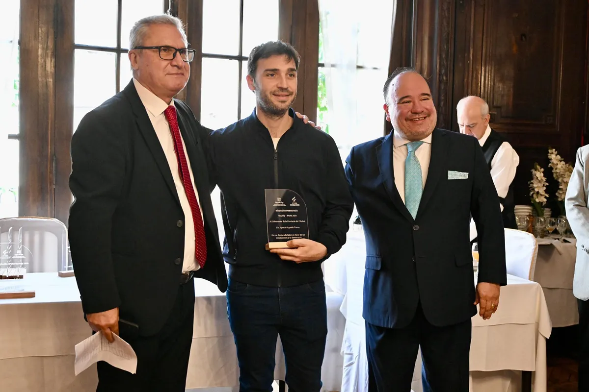 Torres recibió el distinguido premio Democracia