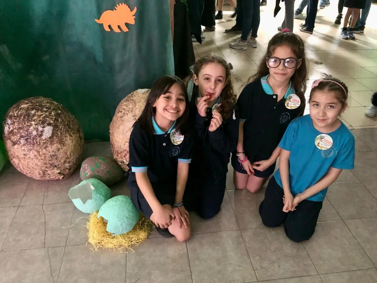 Muestra Tercerosaurios, Instituto María Auxiliadora, maquetas dinosaurios, materiales reciclados, educación primaria Rawson, proyecto educativo, Zaida docente, Norma Rueda, ciencia en la escuela, exposición infantil, reciclaje creativo, comunidad escolar