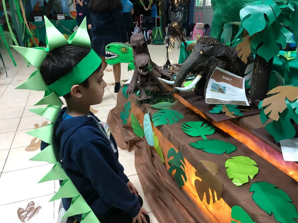 Muestra Tercerosaurios, Instituto María Auxiliadora, maquetas dinosaurios, materiales reciclados, educación primaria Rawson, proyecto educativo, Zaida docente, Norma Rueda, ciencia en la escuela, exposición infantil, reciclaje creativo, comunidad escolar