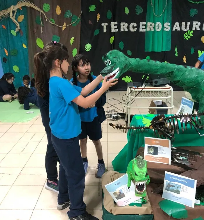 Muestra Tercerosaurios, Instituto María Auxiliadora, maquetas dinosaurios, materiales reciclados, educación primaria Rawson, proyecto educativo, Zaida docente, Norma Rueda, ciencia en la escuela, exposición infantil, reciclaje creativo, comunidad escolar