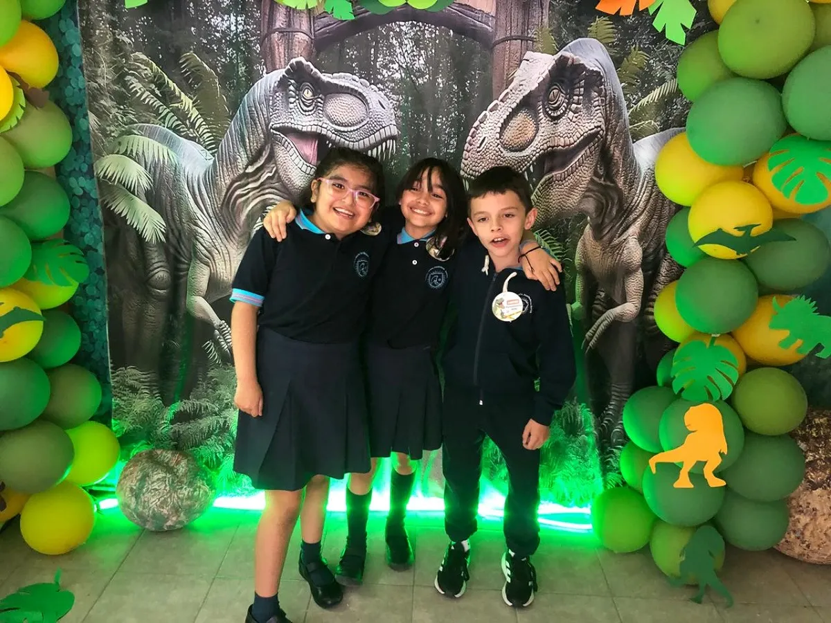 Muestra Tercerosaurios, Instituto María Auxiliadora, maquetas dinosaurios, materiales reciclados, educación primaria Rawson, proyecto educativo, Zaida docente, Norma Rueda, ciencia en la escuela, exposición infantil, reciclaje creativo, comunidad escolar