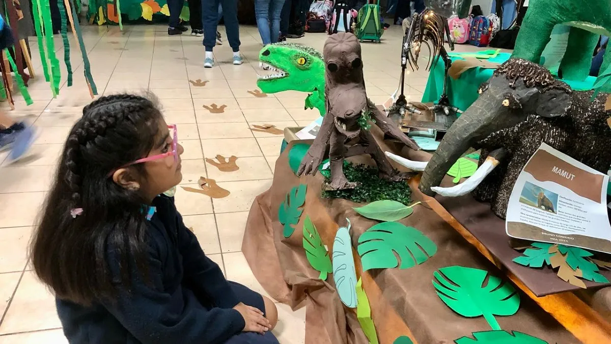 Muestra Tercerosaurios, Instituto María Auxiliadora, maquetas dinosaurios, materiales reciclados, educación primaria Rawson, proyecto educativo, Zaida docente, Norma Rueda, ciencia en la escuela, exposición infantil, reciclaje creativo, comunidad escolar