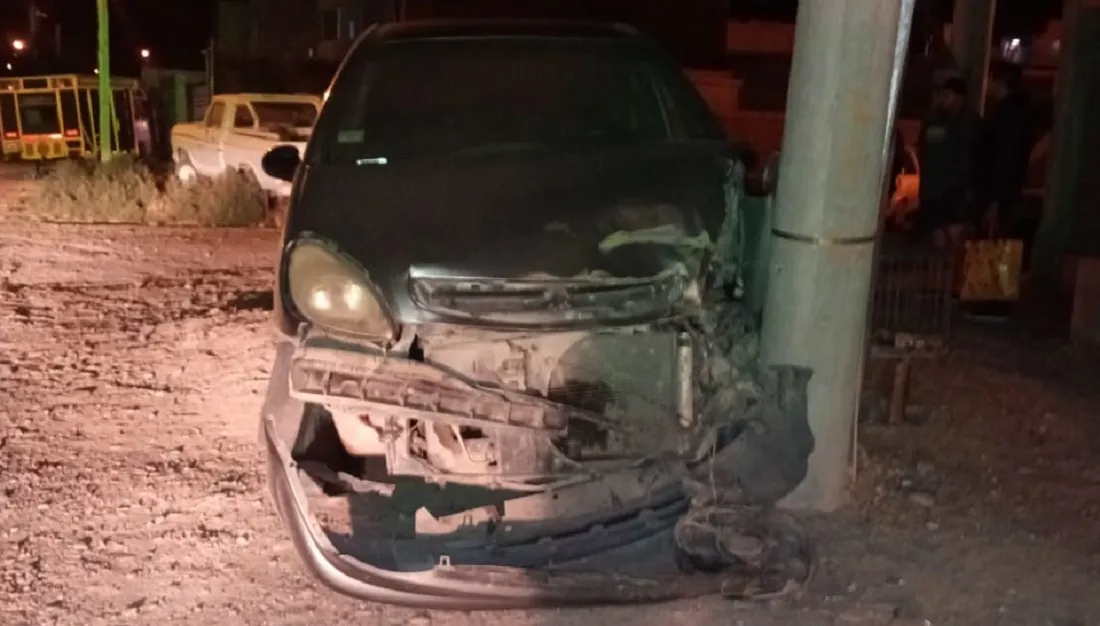 Chocó contra un poste y le secuestraron el auto - Radio 3 Cadena Patagonia