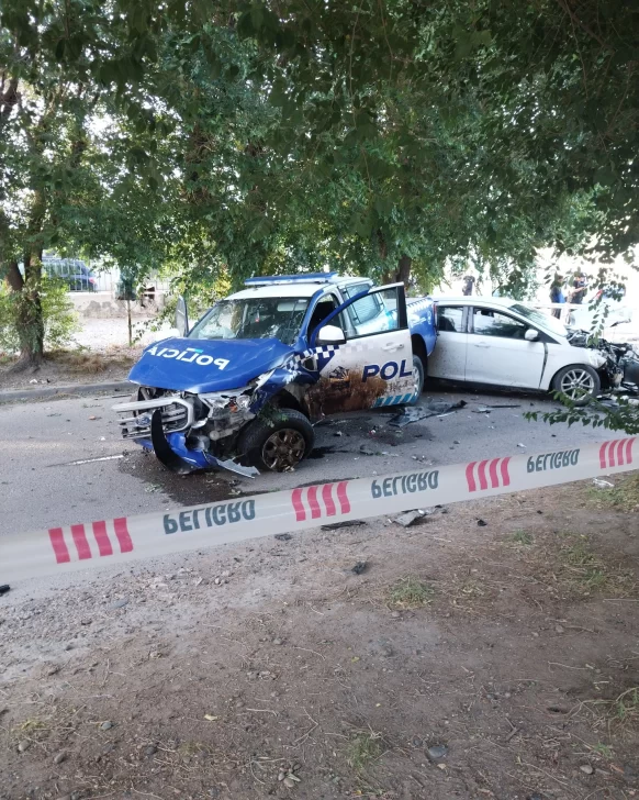 Fuerte choque entre un patrullero y un auto en Santa Cruz