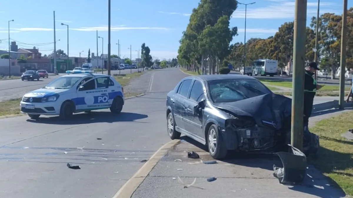 Se quedó dormido al volante y chocó con una palma de luz - Radio 3 ...