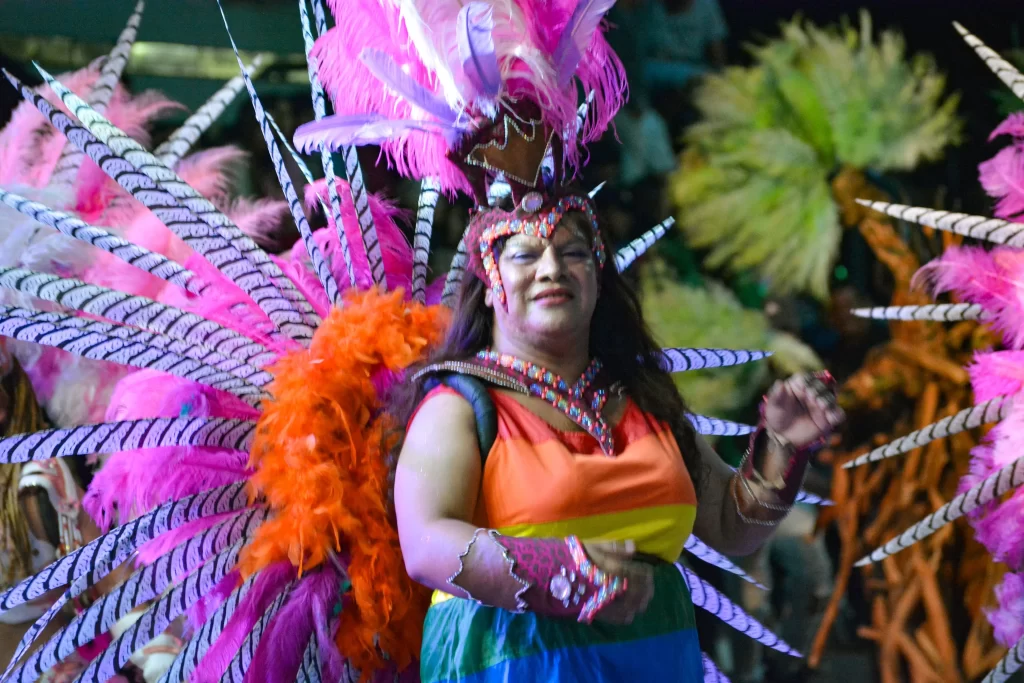 carnaval Dolavon, fiestas Dolavenses, carnaval Patagonia, comparsas Dolavon, murgas Dolavon, Agustín y su teclado, RN oficial, carnaval 2025, espectáculo Dolavon, cierre carnaval, fiesta en Dolavon, baile en Dolavon, corsódromo más austral, noche de carnaval, carnaval en la Patagonia.