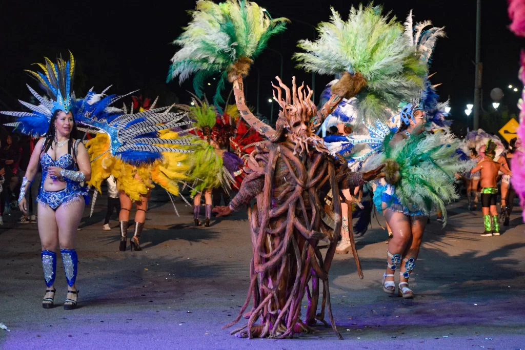 carnaval Dolavon, fiestas Dolavenses, carnaval Patagonia, comparsas Dolavon, murgas Dolavon, Agustín y su teclado, RN oficial, carnaval 2025, espectáculo Dolavon, cierre carnaval, fiesta en Dolavon, baile en Dolavon, corsódromo más austral, noche de carnaval, carnaval en la Patagonia.