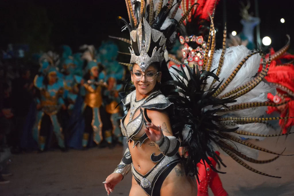 carnaval Dolavon, fiestas Dolavenses, carnaval Patagonia, comparsas Dolavon, murgas Dolavon, Agustín y su teclado, RN oficial, carnaval 2025, espectáculo Dolavon, cierre carnaval, fiesta en Dolavon, baile en Dolavon, corsódromo más austral, noche de carnaval, carnaval en la Patagonia.