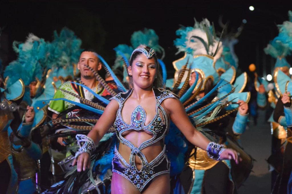 carnaval Dolavon, fiestas Dolavenses, carnaval Patagonia, comparsas Dolavon, murgas Dolavon, Agustín y su teclado, RN oficial, carnaval 2025, espectáculo Dolavon, cierre carnaval, fiesta en Dolavon, baile en Dolavon, corsódromo más austral, noche de carnaval, carnaval en la Patagonia.