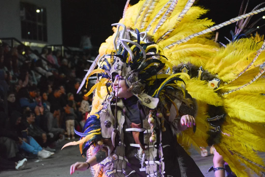 carnaval Dolavon, fiestas Dolavenses, carnaval Patagonia, comparsas Dolavon, murgas Dolavon, Agustín y su teclado, RN oficial, carnaval 2025, espectáculo Dolavon, cierre carnaval, fiesta en Dolavon, baile en Dolavon, corsódromo más austral, noche de carnaval, carnaval en la Patagonia.