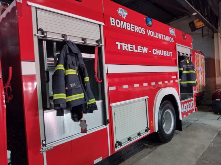 Trelew: Bomberos intervinieron en un incendio vehicular y en la caída de un auto a un canal