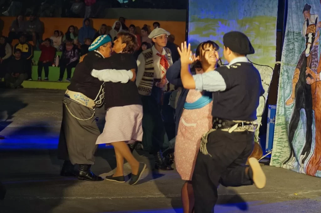 Fiesta del Langostino, Playa Unión, Rawson, paella, gastronomía, shows en vivo, artistas locales, Ballet Suyay Kalen, Pablo Ricco, folklore, Nacho Montenegro, Marcelo Sandoval, Manolo Olcina, Urbanos, cultura local, tradición.