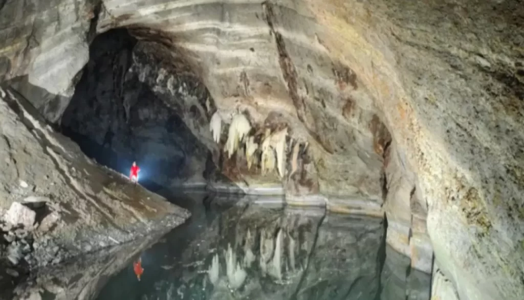 lago termal, descubrimiento geológico, Albania, exploración subterránea, hallazgo científico, cueva subterránea, agua caliente, investigadores checos, exploración natural, frontera Albania Grecia, Neuron lago, geología mundial, ciencia y naturaleza, fenómenos naturales, exploración extrema.