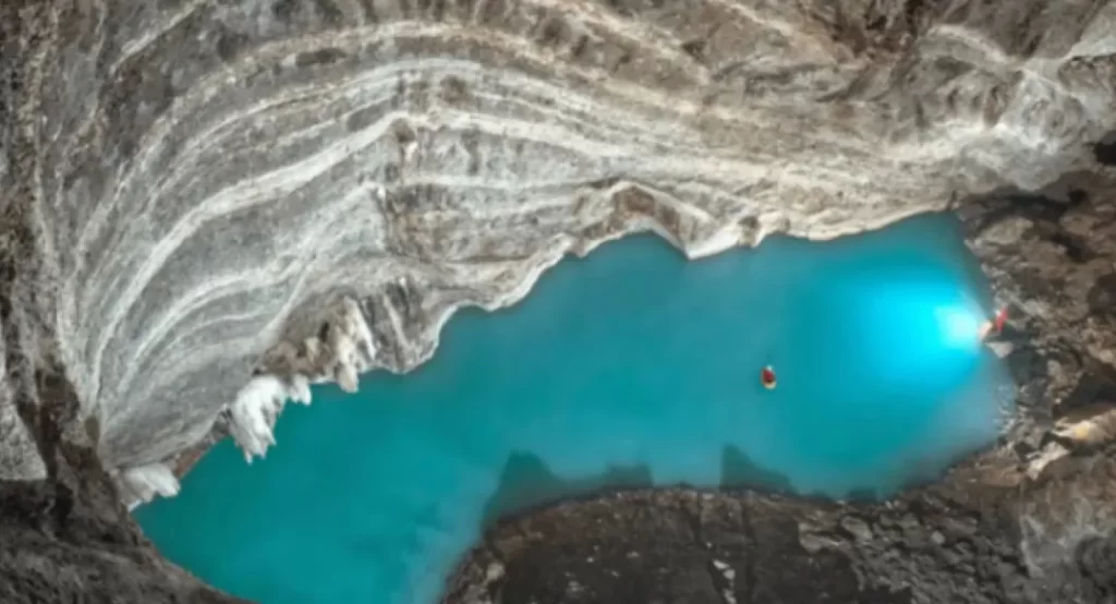 lago termal, descubrimiento geológico, Albania, exploración subterránea, hallazgo científico, cueva subterránea, agua caliente, investigadores checos, exploración natural, frontera Albania Grecia, Neuron lago, geología mundial, ciencia y naturaleza, fenómenos naturales, exploración extrema.